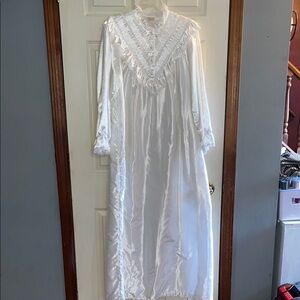 VTG- llise Stevens-M-White-Victorian Lace, long,Robe/nightgown with Long Sleeves